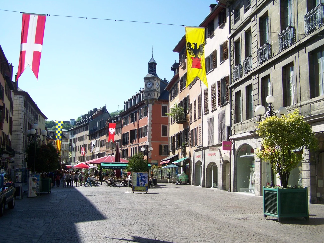 La place Saint-Léger, Chambéry, 18 mai 2011. Repère du quartier ; ne localise pas l’édifice du mariage de 1779.
