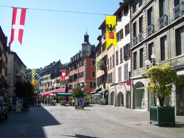 La place Saint-Léger, Chambéry, 18 mai 2011. Repère du quartier ; ne localise pas l’édifice du mariage de 1779.