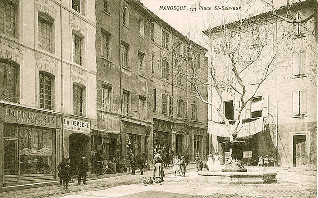 Carte postale ancienne de la place Saint-Sauveur à Manosque, avec sa fontaine et ses façades