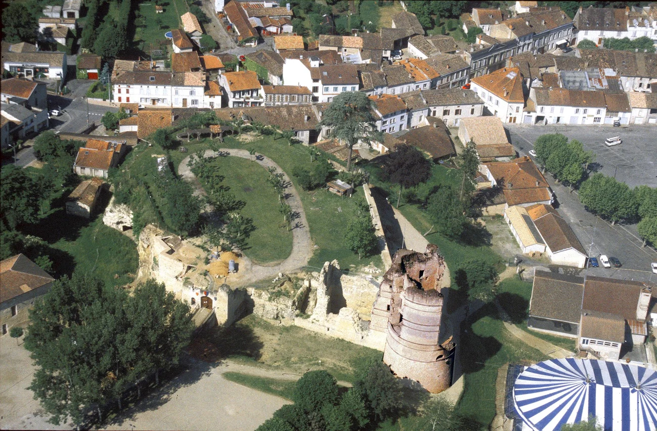 Vue aérienne de Montguyon, avec les ruines du château au premier plan