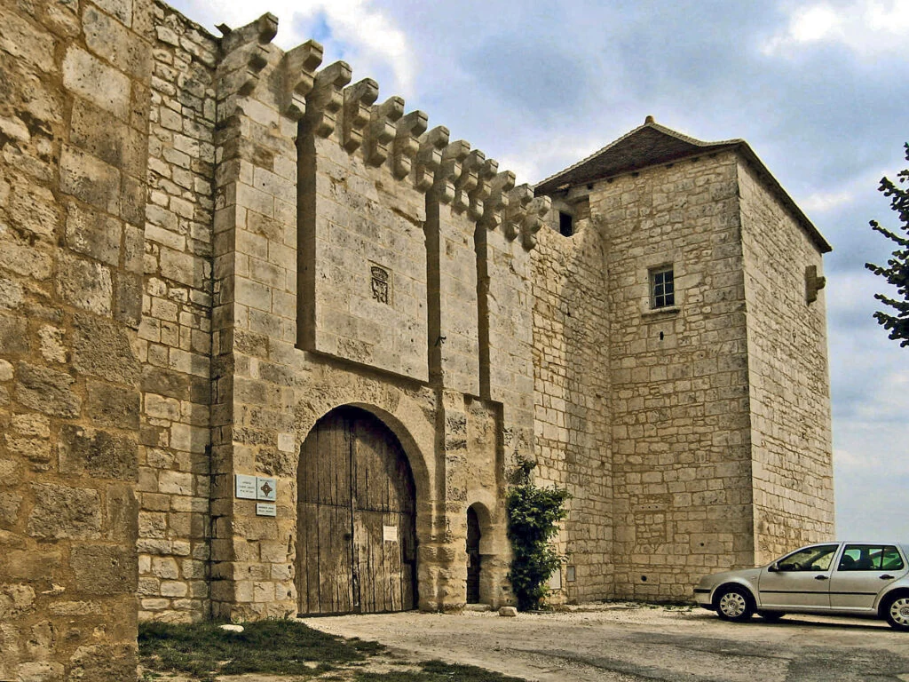 Les tours du château de Villebois-Lavalette, lieu de commandement des Béliard de Beaupré