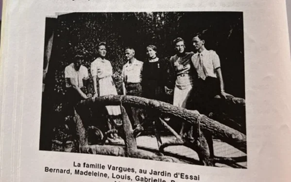 Famille debout sur un petit pont de bois dans un jardin botanique
