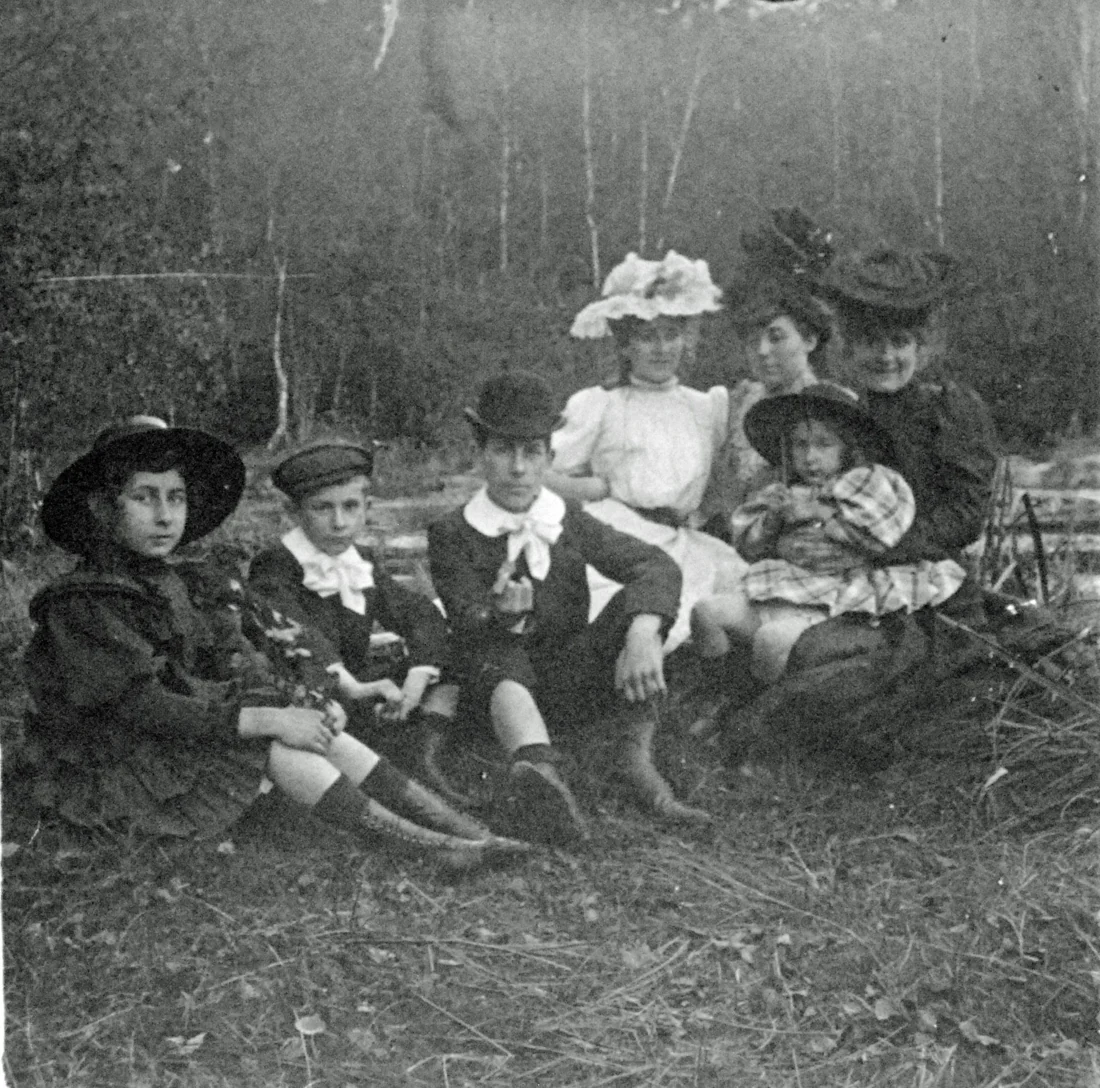 La famille Mignon réunie dans un sous-bois, vers 1900–1910