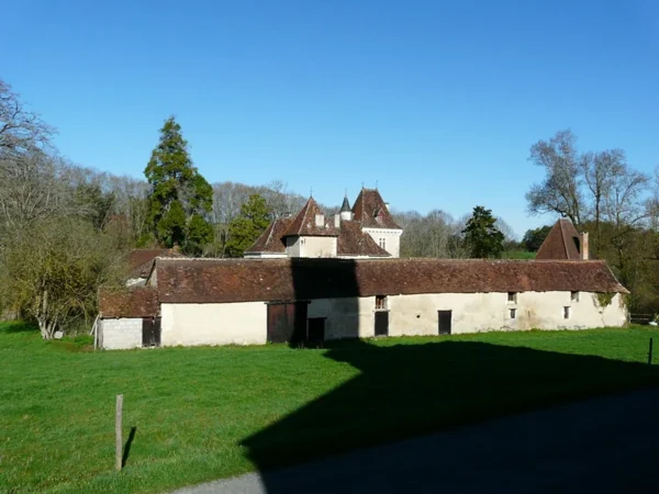 Le château d’Eyliac vu du sud-est, avec ses dépendances au premier plan