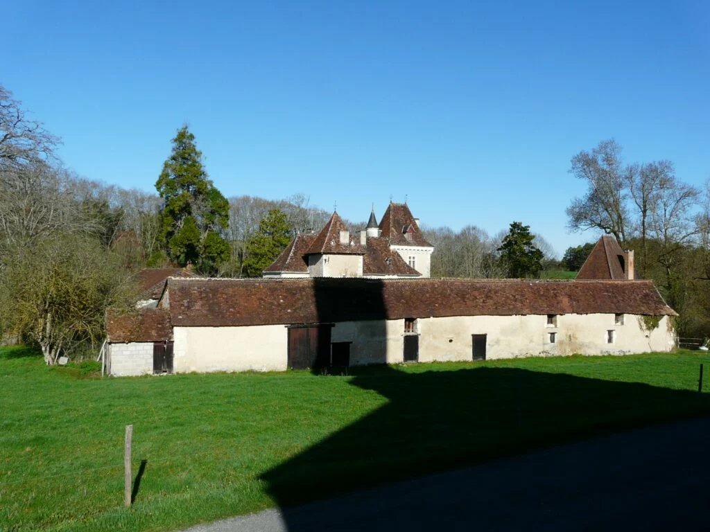 Le château d’Eyliac vu du sud-est, avec ses dépendances au premier plan
